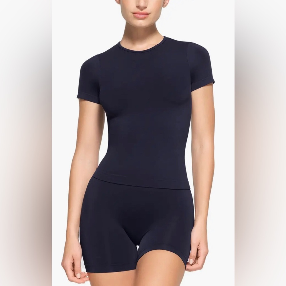 SKIMS NWT Soft Smoothing T-Shirt - Eclipse - Picture 3 of 4